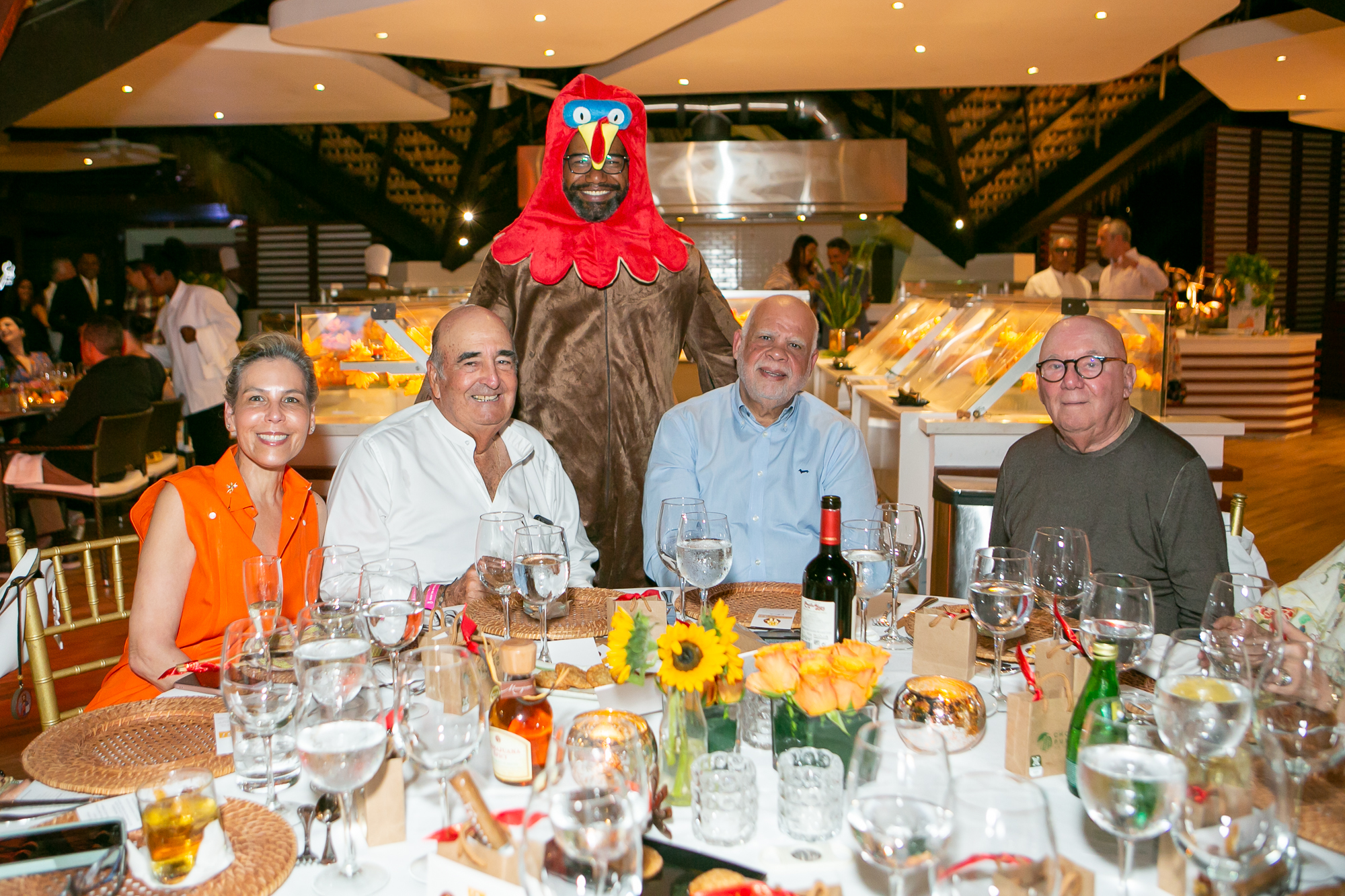 Erika Vilain, Juan José Arteaga, José López, Papo Menéndez y Argenis Lebrón en Friendsgiving