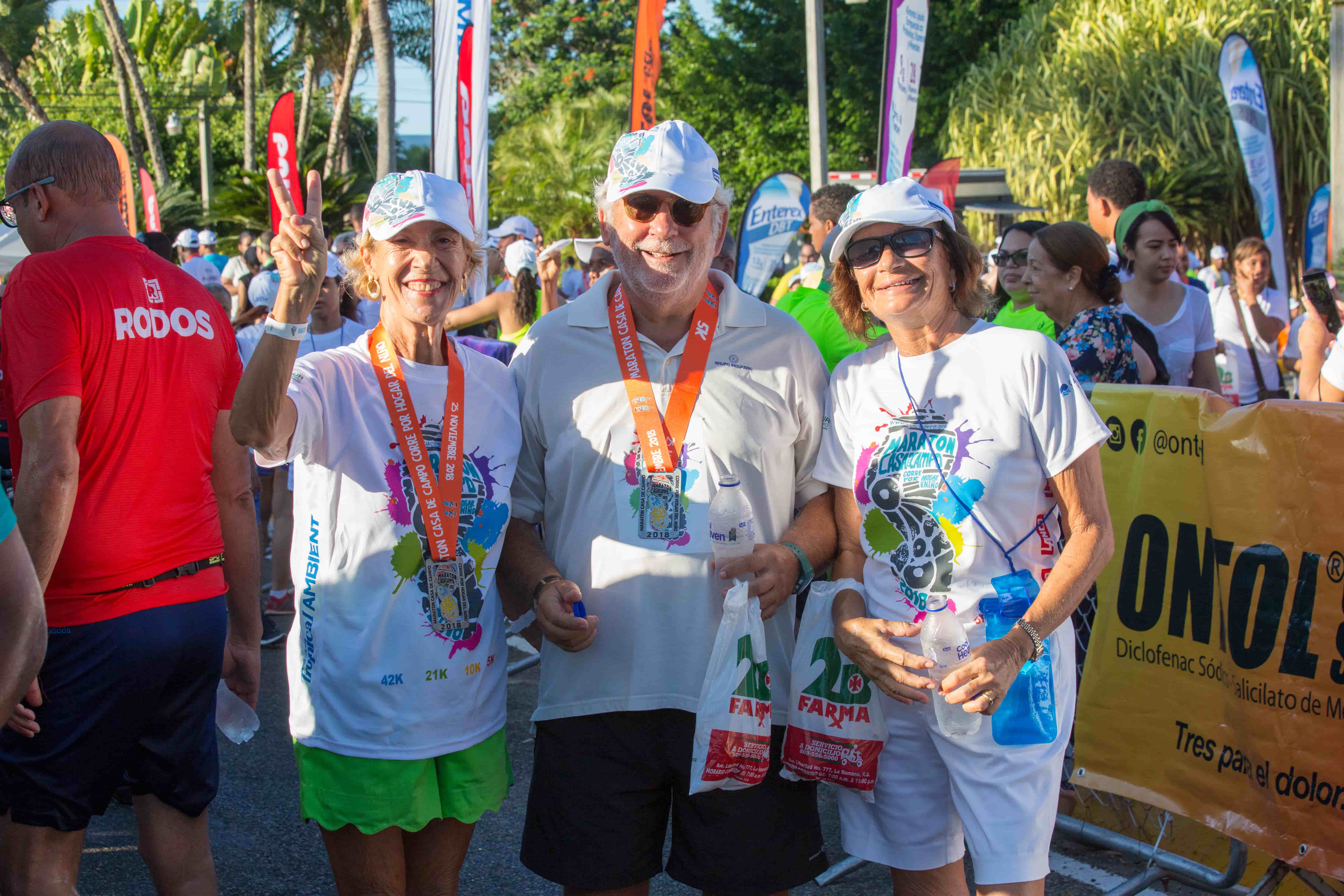 Participantes celebrando en el Maratón